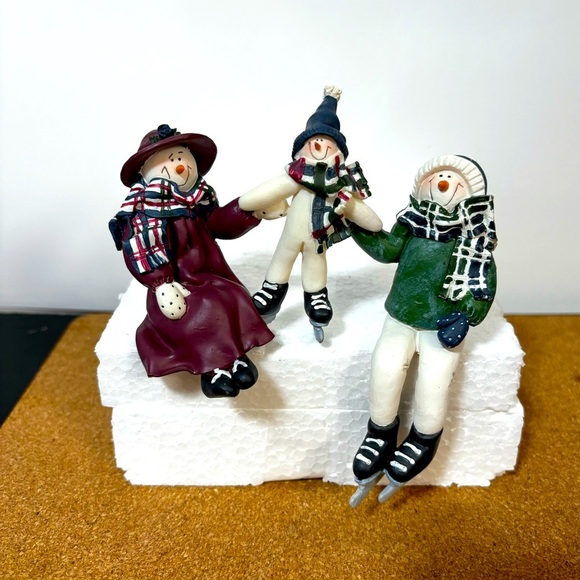 5/$25
Skating Snow Family Shelf Sitter 1pc Resin/Ceramic 5x5” NIB Christmas - Picture 1 of 9